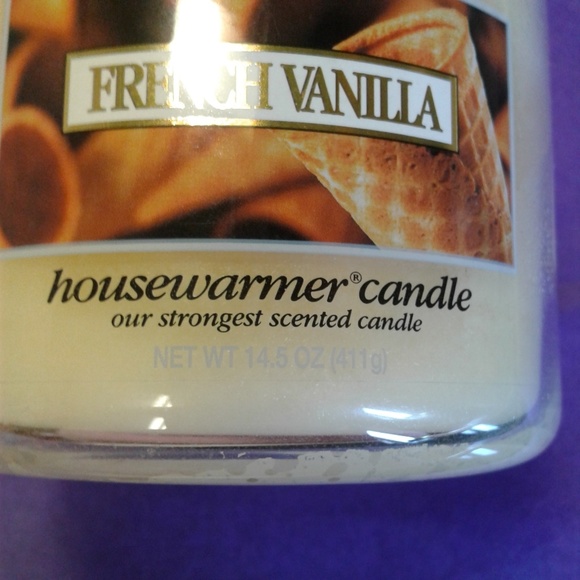 🏡 Yankee Candle Housewarmer Scented Candle 🏡 - Picture 2 of 6